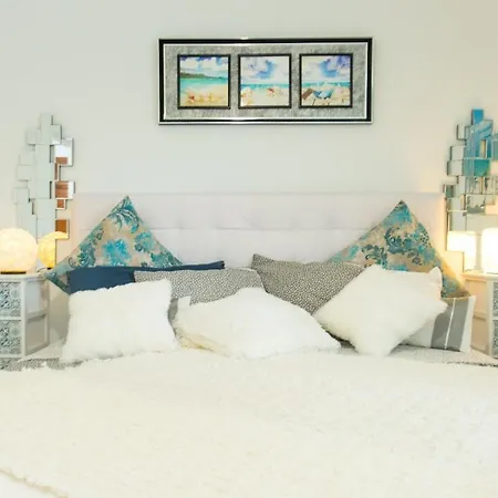 Ocean, Sun & Silence, Pool & Parking, Americas