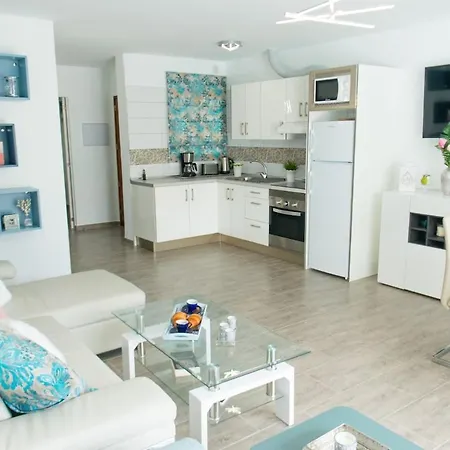 Ocean, Sun & Silence, Pool & Parking, Americas 아데제